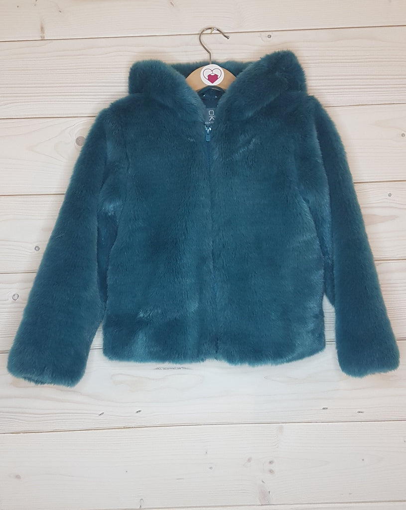 Description: Dark blue faux fur jacket with hood by Okaidi Colour: Blue Material:  64% polyester / 36% cotton Size on Label: 6 years / 116cm Condition: Excellent - used with no signs of wear Stay cosy and look absolutely fabulous with this stunning unique blue fur hooded jacket from French brand Okaidi. It's the perfect way to add warmth and style to a unique winter wardrobe. 