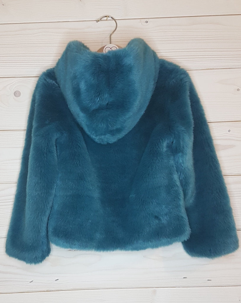 Description: Dark blue faux fur jacket with hood by Okaidi Colour: Blue Material:  64% polyester / 36% cotton Size on Label: 6 years / 116cm Condition: Excellent - used with no signs of wear Stay cosy and look absolutely fabulous with this stunning unique blue fur hooded jacket from French brand Okaidi. It's the perfect way to add warmth and style to a unique winter wardrobe. 